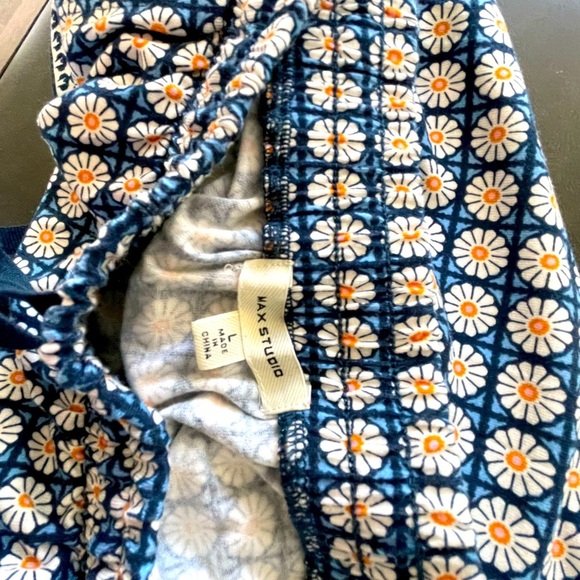 Rayon spandex skirt with pockets like new condition. Lightweight. - Picture 4 of 5